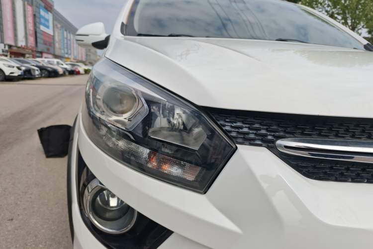 Used BAIC Senova X25 2015 1.5L Automatic Elite Model Right Front Headlight