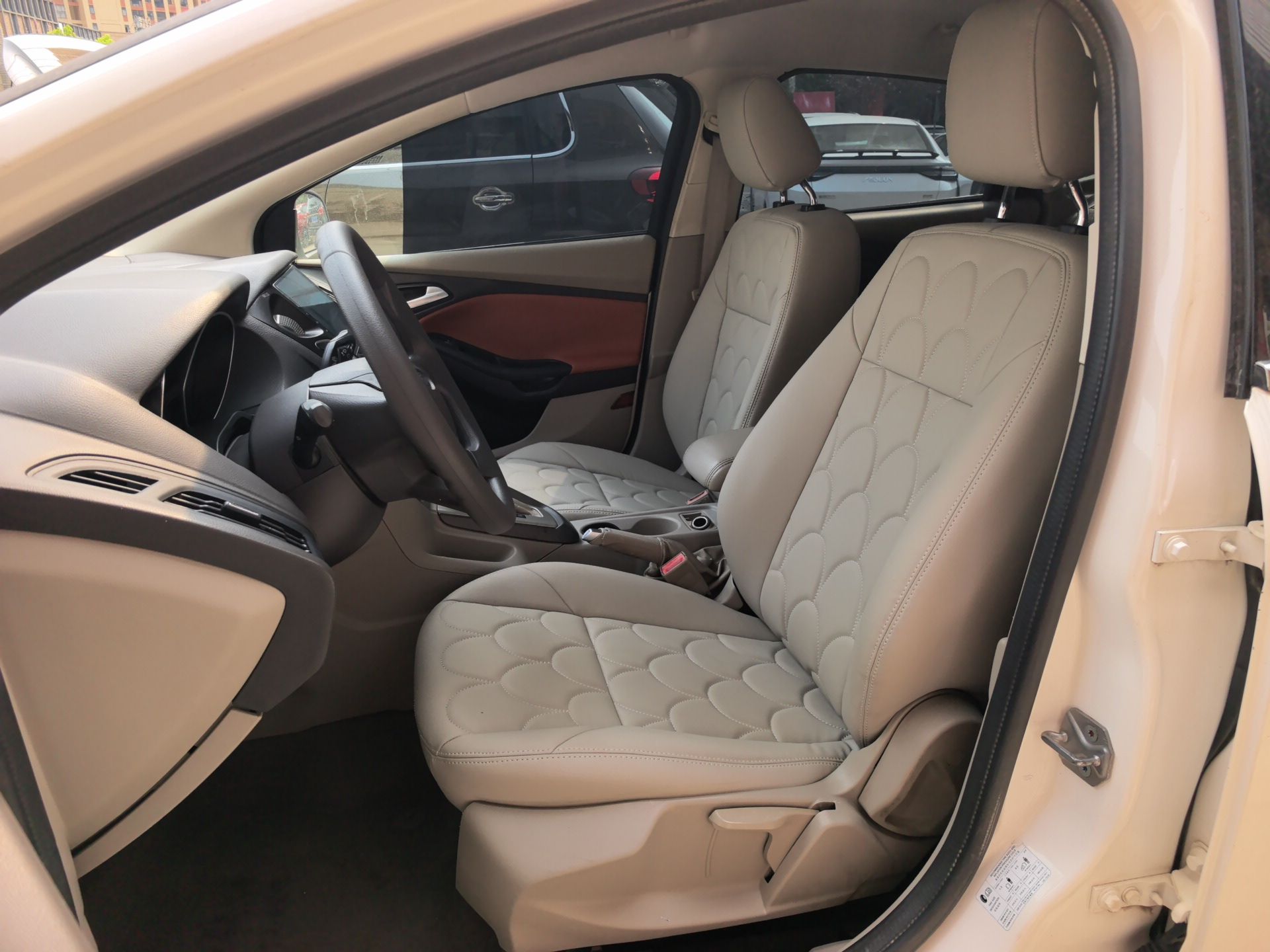 Переднее сиденье в автомобиле