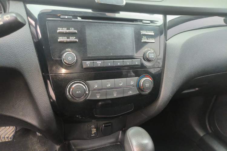 Used Nissan Qashqai 2016 2.0L CVT Elite Edition Audio And AC Panel