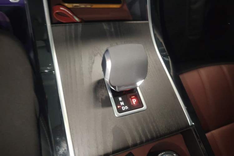 Used Land Rover Range Rover Evoque 2024 Aurora L 249 PS Prestige Light-Chasing Edition
