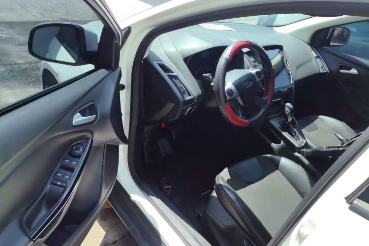 Used Ford Focus 2012 Sedan 1.6L Automatic Fashion Edition