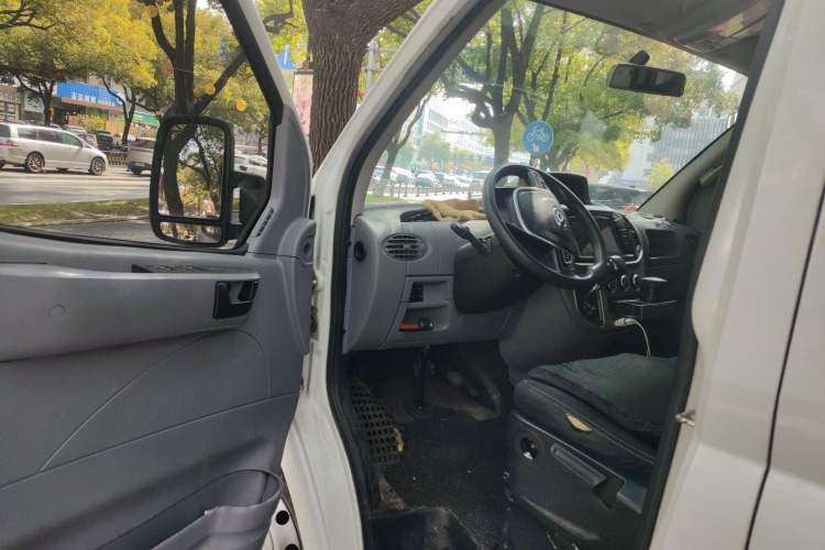 Used SAIC MAXUS Xintu V80 2019 2.5T Classic AMT Aoyuntong Short Wheelbase Mid-Roof 5/6-Seater