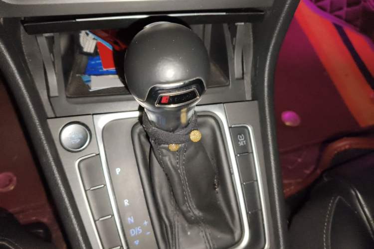 Used Volkswagen Golf 2014 1.4TSI Automatic Luxury Model Gear Lever