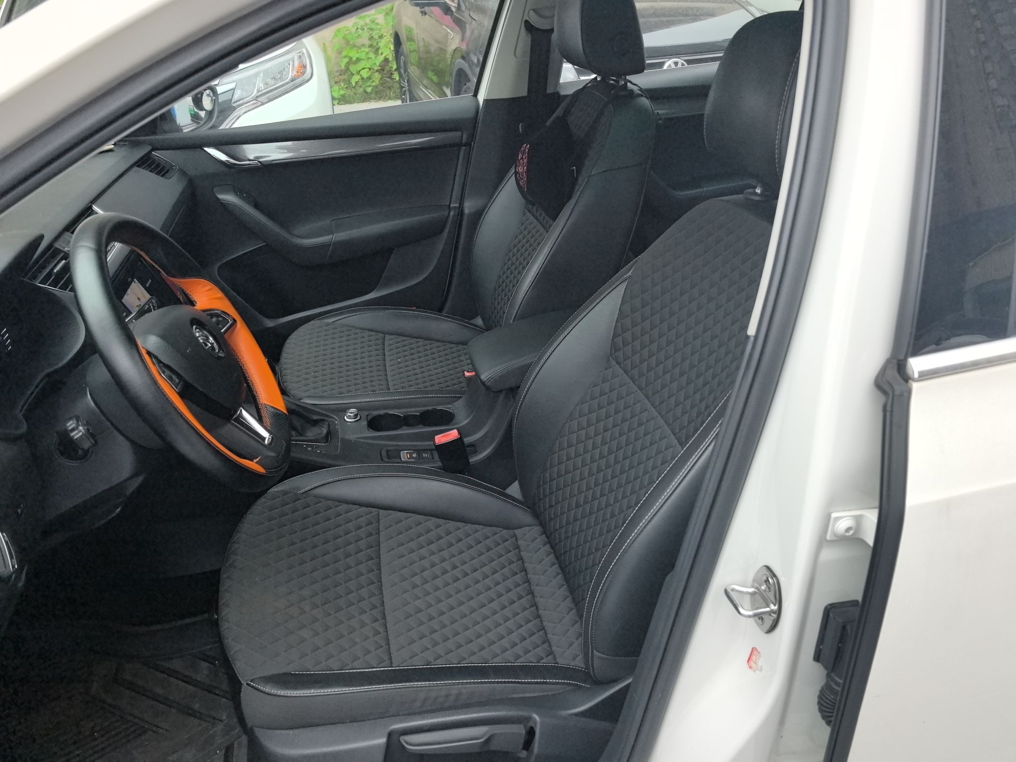 Переднее сиденье в автомобиле