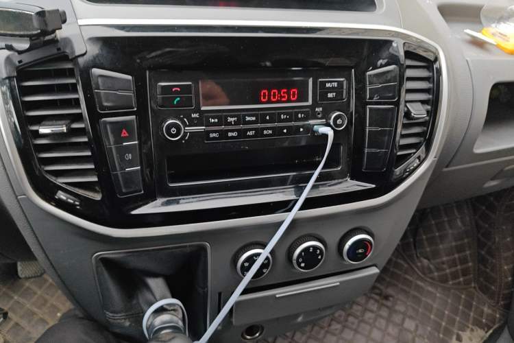 Used SAIC MAXUS Xintu V80 2019 2.5T Classic 6-Speed Manual Van Short Wheelbase Mid-Roof Design 2/3 Seats