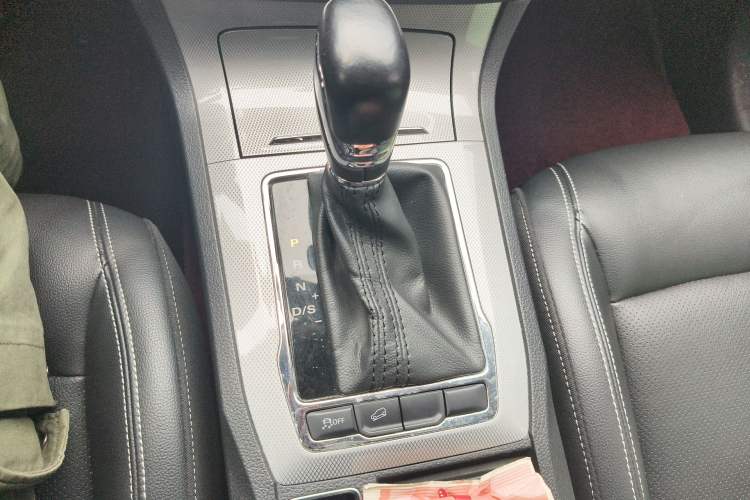 Used Roewe RX5 2016 20T Two-Wheel Drive Automatic Internet Smart Edition Gear Lever