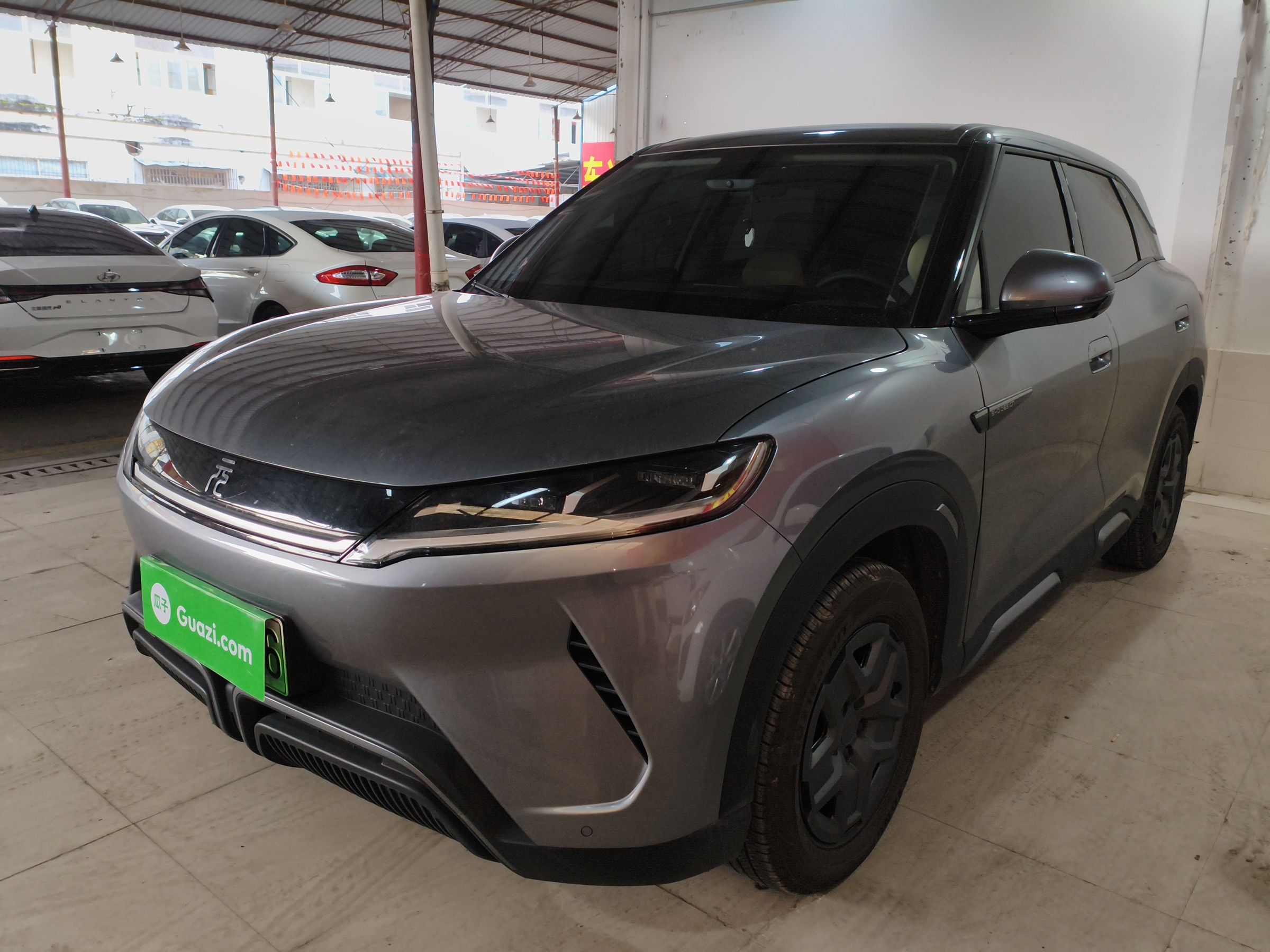 تحت مقدمة السيارة