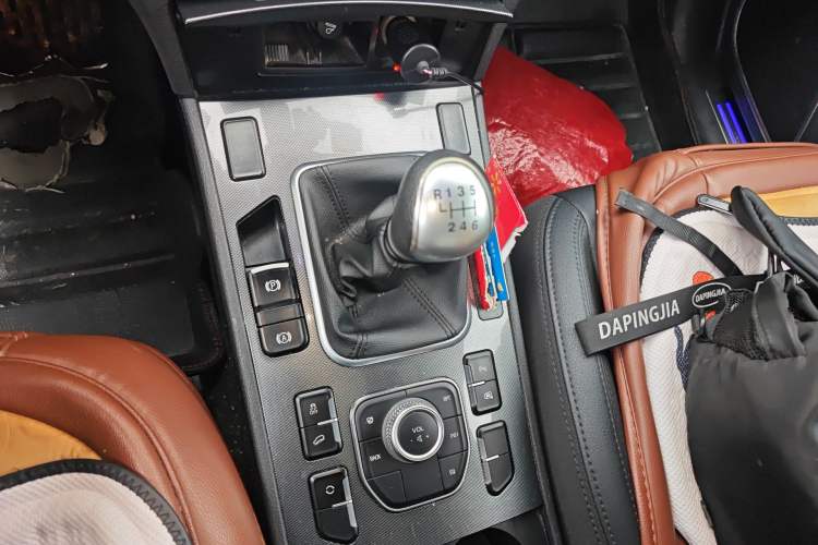 Used Haval H6 Coupe 2015 Blue-Label Facelift 2.0T Manual Two-Wheel Drive Urban Version Gear Lever