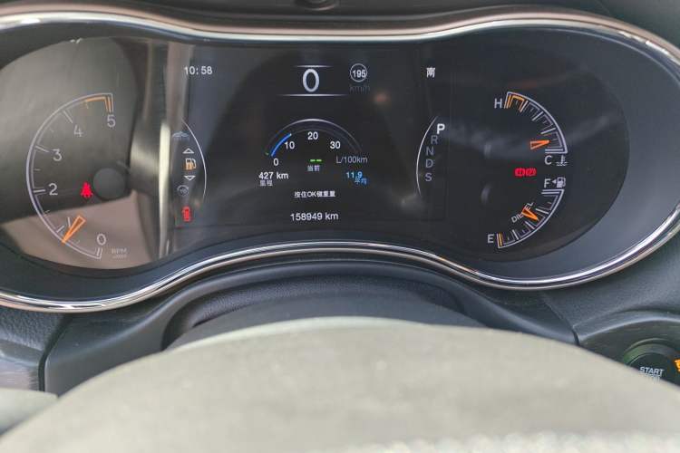 Used Jeep Grand Cherokee 2015 3.0TD Diesel Elite Navigation Edition Odometer Close Up