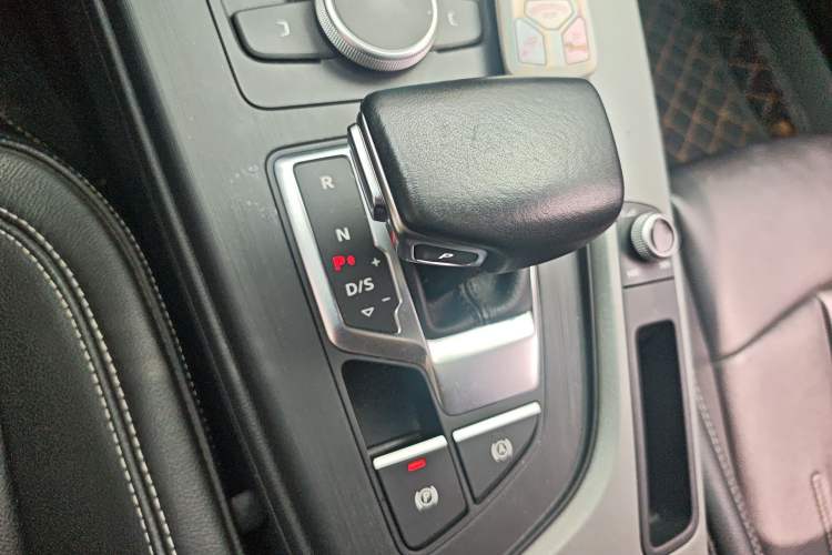 Used Audi A4L 2018 30th Anniversary Edition 40 TFSI Trendy Model Gear Lever