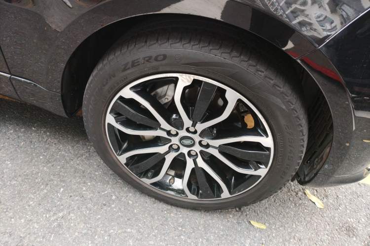 Used Land Rover Range Sport 2021 3.0 L6 YAO Black Edition Right Front Wheel Hub