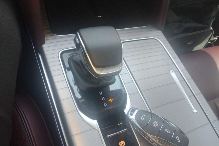 Used Hongqi HS7 PHEV 2024 2.0T PHEV Four-Wheel Drive Flagship Edition 6 Seats Gear Lever