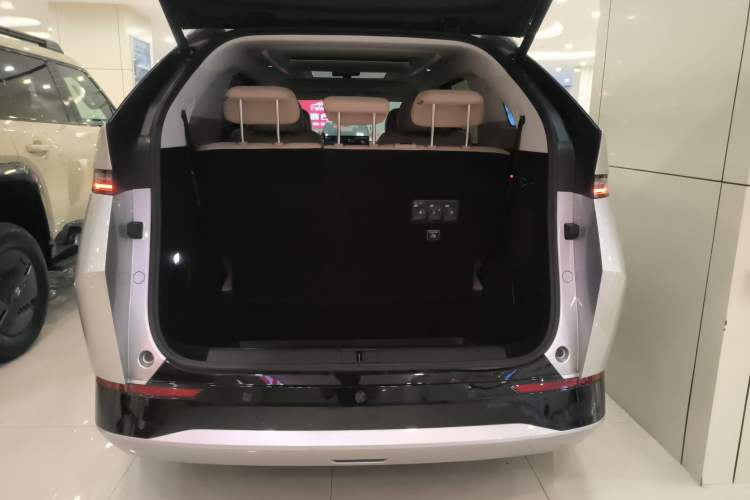 Used XPeng X9 2024 702 Ultra-Long Range Max
