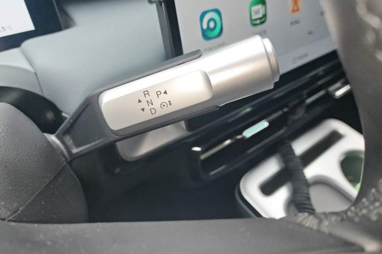 Used AION Y 2022 Plus 70 Tech Edition Gear Lever