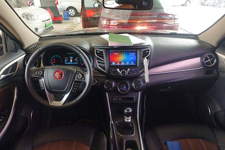 Used BYD Song 2017 Gaishi Upgrade Edition 1.5TI Manual Elite Model Center Console