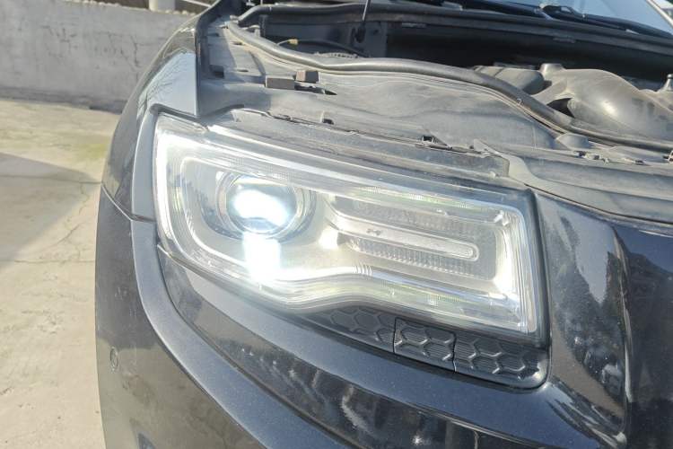 Used Jeep Grand Cherokee 2015 3.0L Elite Navigation Edition Right Front Headlight