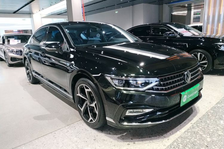 Used Volkswagen Magotan 2025 Revised Version Zhongxiang Edition 330TSI DSG Luxury Trim Front Right 45 Deg