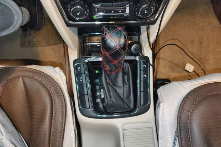 Used Skoda Superb 2013 1.8TSI Automatic Yashi Edition Gear Lever