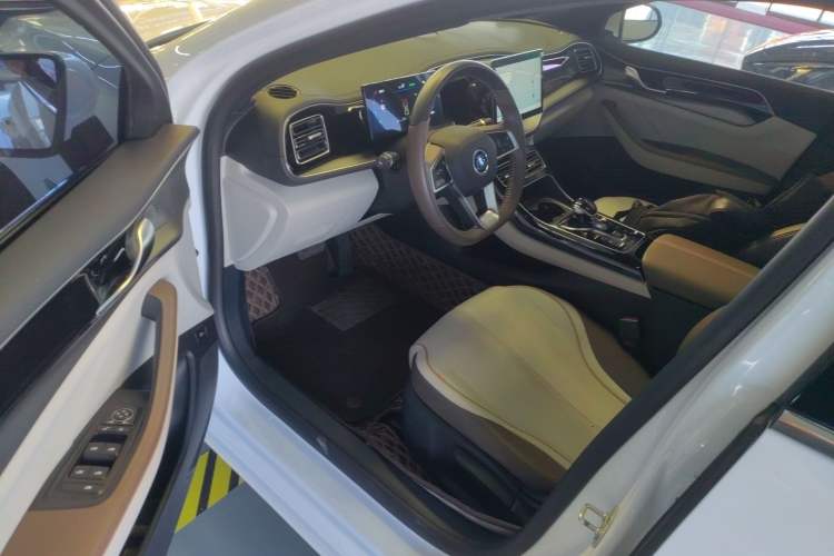 Used BYD Qin PLUS 2024 HONOR Edition DM-i 120KM Leading Model
