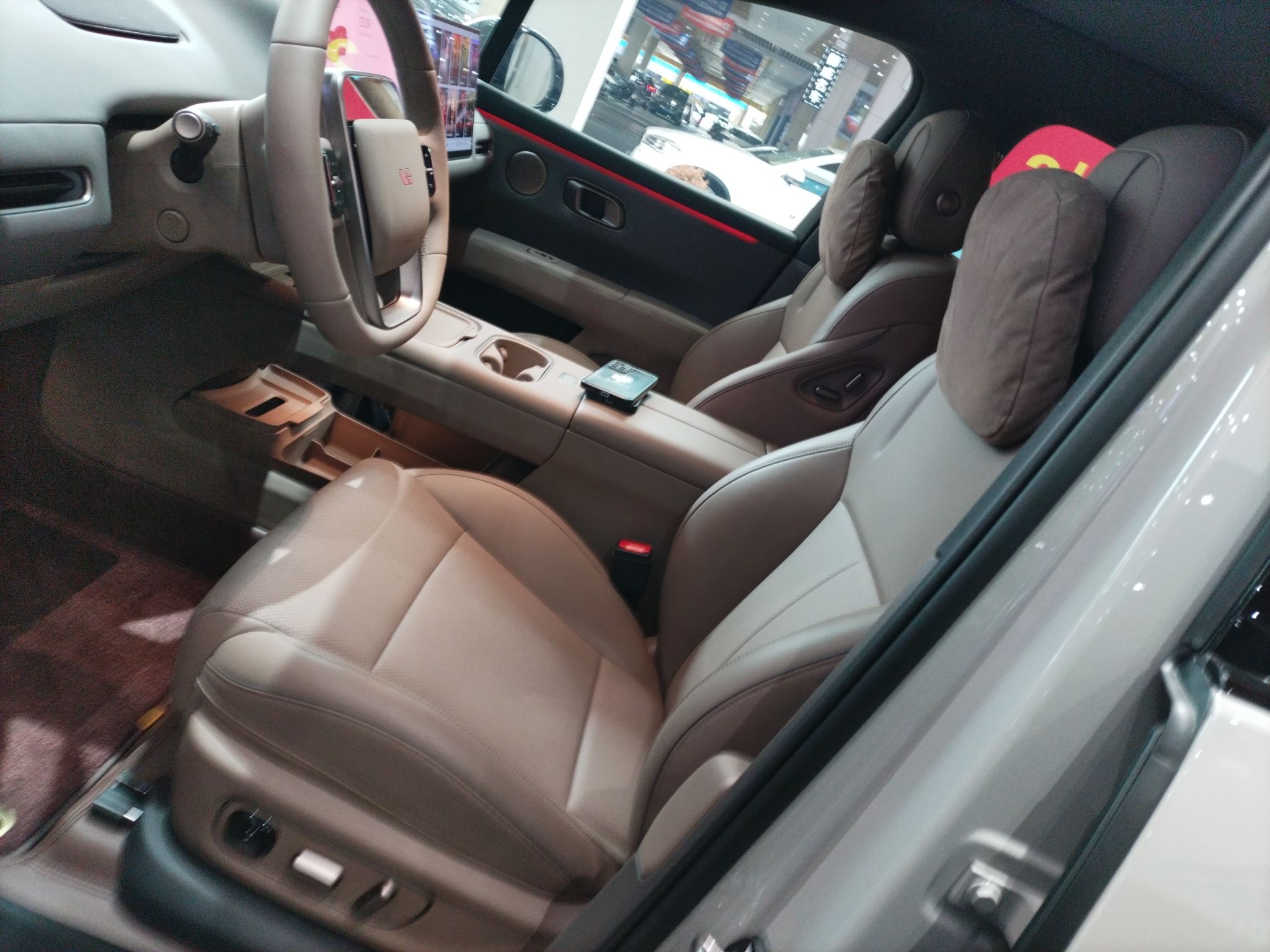 المقاعد الأمامية داخل السيارة