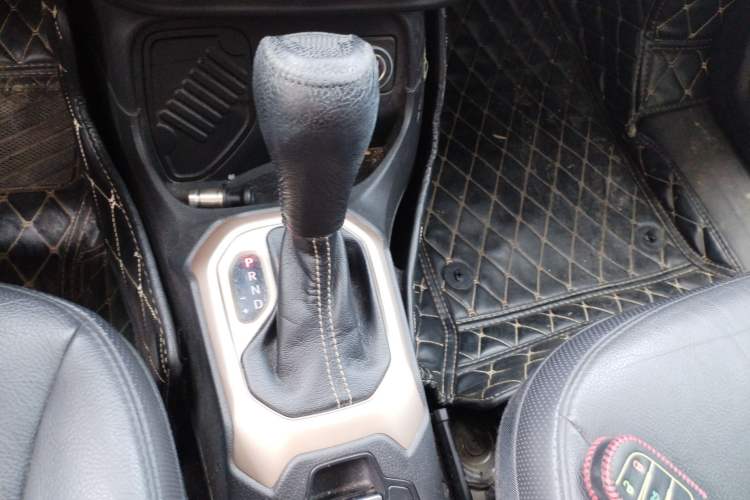Used Jeep Renegade 2016 1.4T Automatic Smart Edition Gear Lever