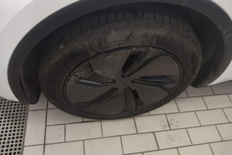 Used Tesla Model Y 2025 Long-Range All-Wheel-Drive Version