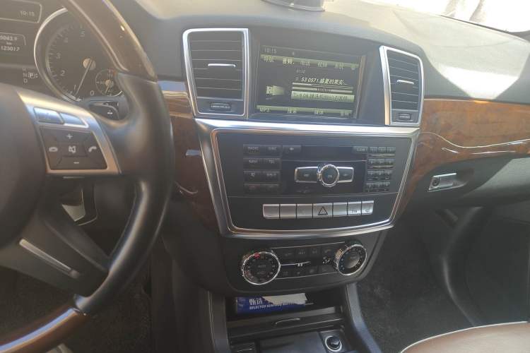 Used Mercedes-Benz M-Class 2012 ML 350 Luxury Edition Audio And AC Panel