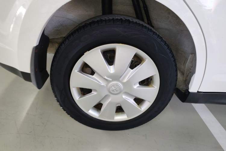 Used Venucia R50 2015 1.6L Manual Fashion Edition Exterior 5