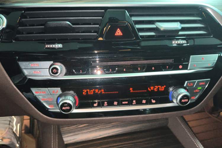 Used BMW 5 Series 2018 530Li Leading Edition Luxury Package Audio And AC Panel