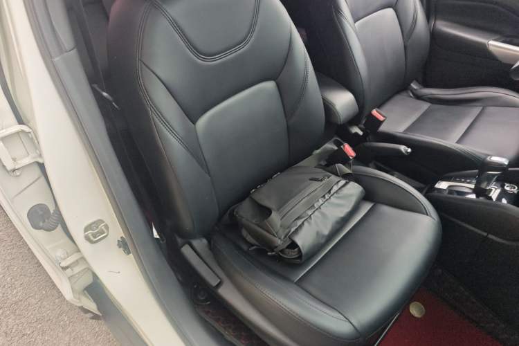 Used Nissan Kicks 2017 1.5L CVT Smart Drive Edition Right Front Seat