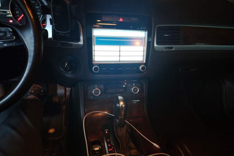 Used Volkswagen Touareg 2011 3.0 TSI Standard Version Audio And AC Panel