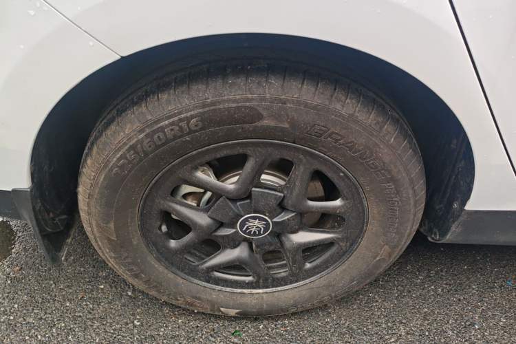 Used BYD Qin PLUS 2025 DM-i Smart Drive 55KM Leading Model Right Rear Wheel Hub