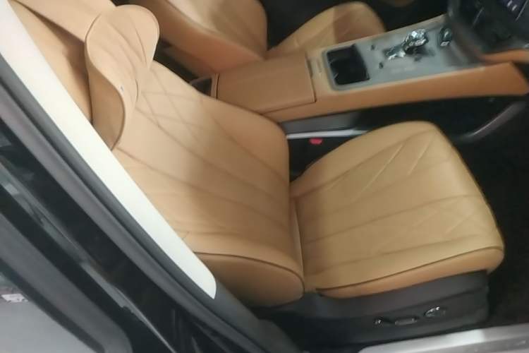 Used Denza D9 2024 DM-i 1050 Luxury Model
