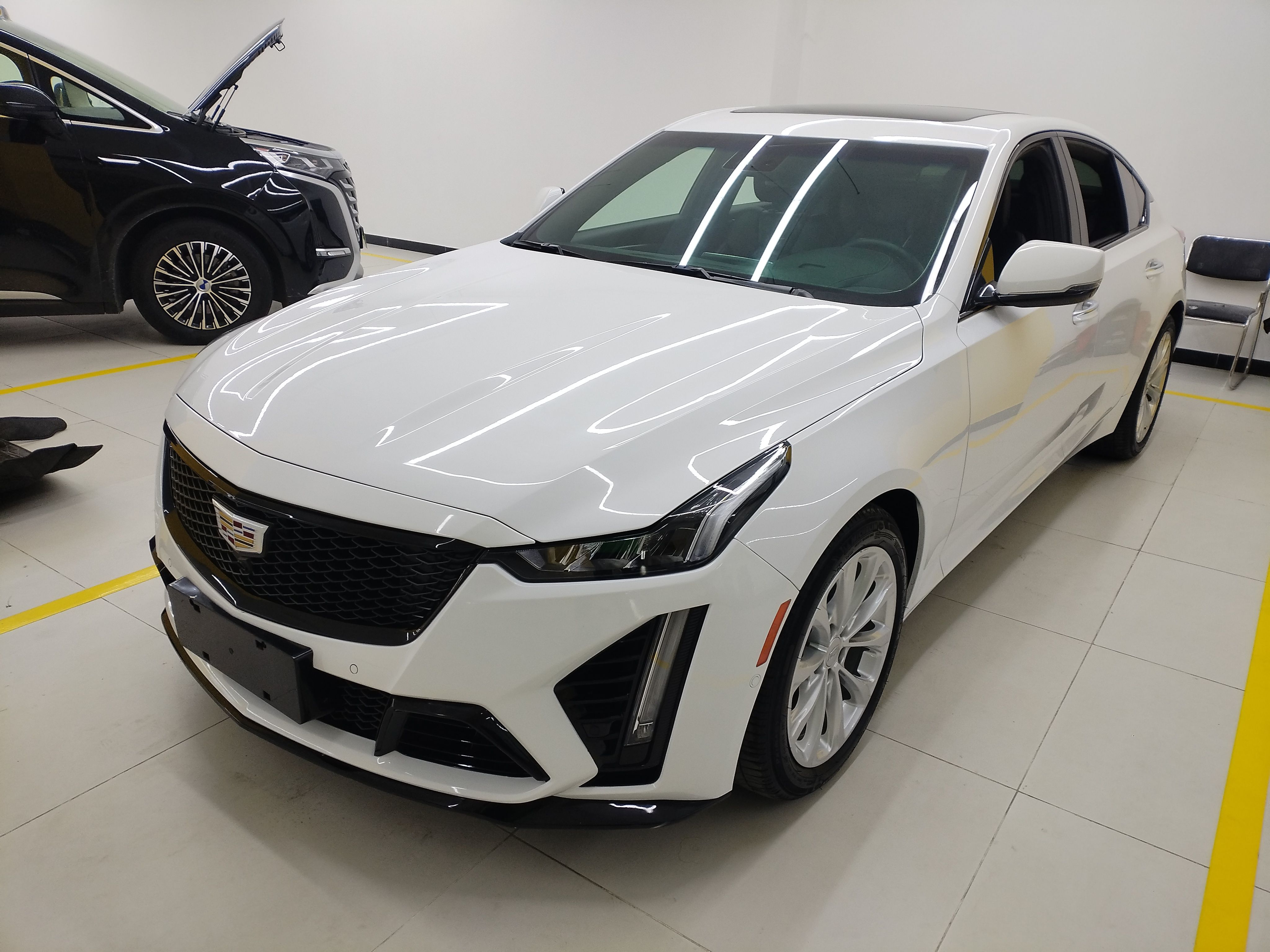 تحت مقدمة السيارة