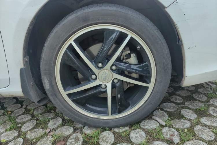 Used BYD Qin New Energy 2014 1.5T Flagship Model Right Front Wheel Hub