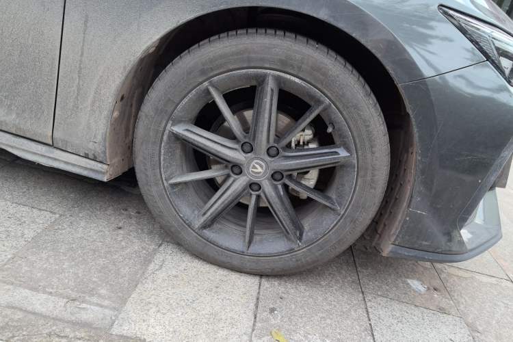 Used CHANGAN UNI-V 2022 1.5T Prestige Version Right Front Wheel Hub