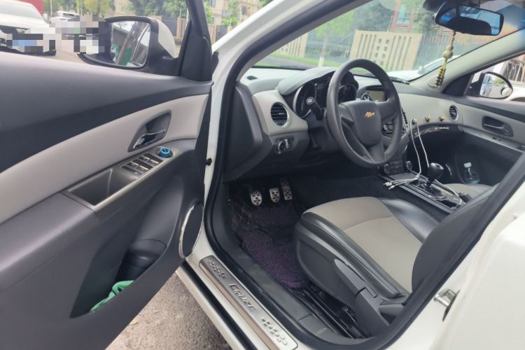 Used Chevrolet Cruze 2013 1.6L SL Sunroof Edition MT Driver Seat