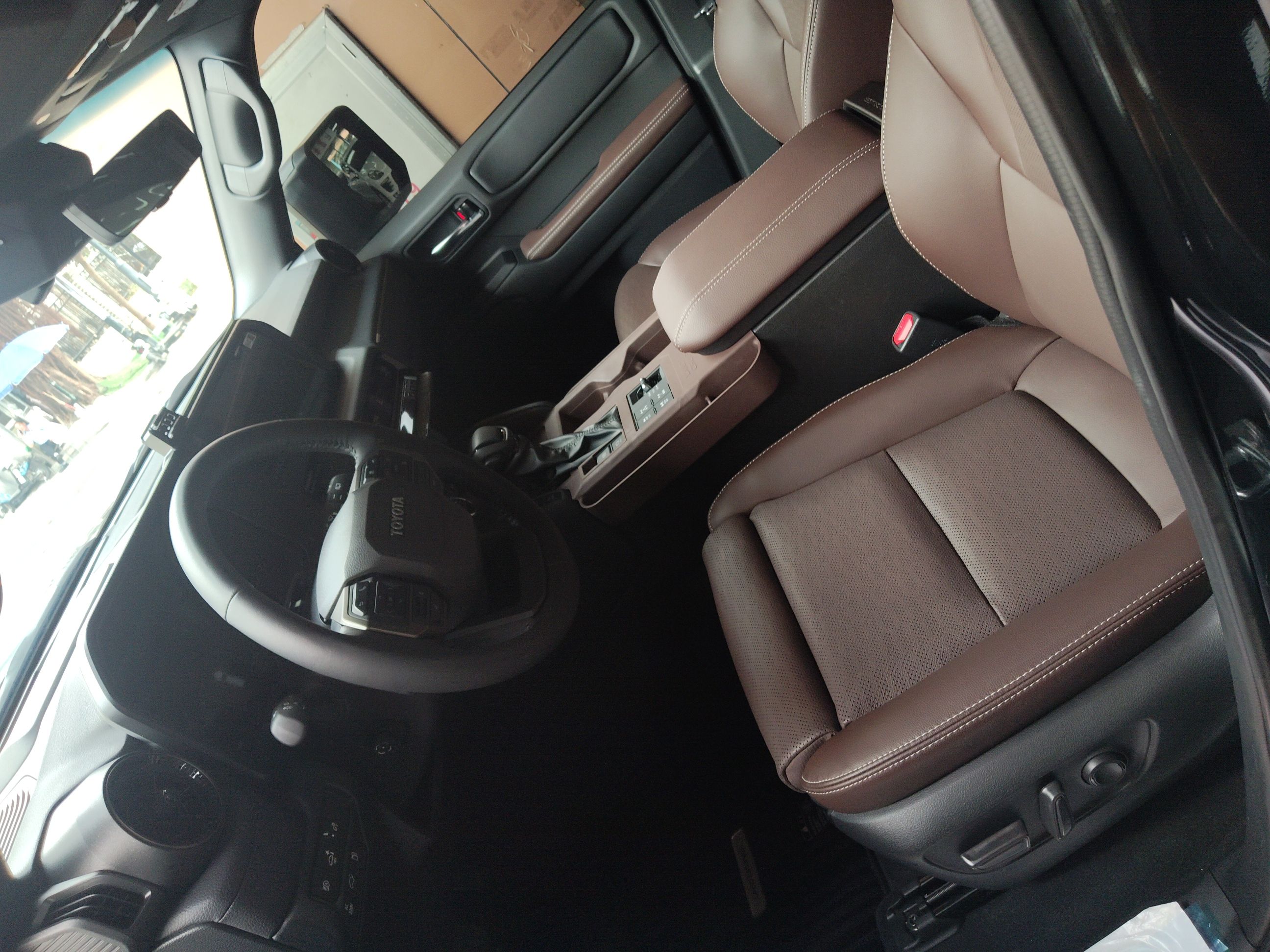 المقاعد الأمامية داخل السيارة