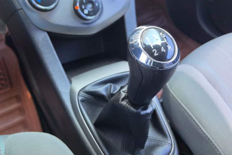 Used Chevrolet Aveo Sonic 2014 Sedan 1.4SL MT Comfort Edition Gear Lever