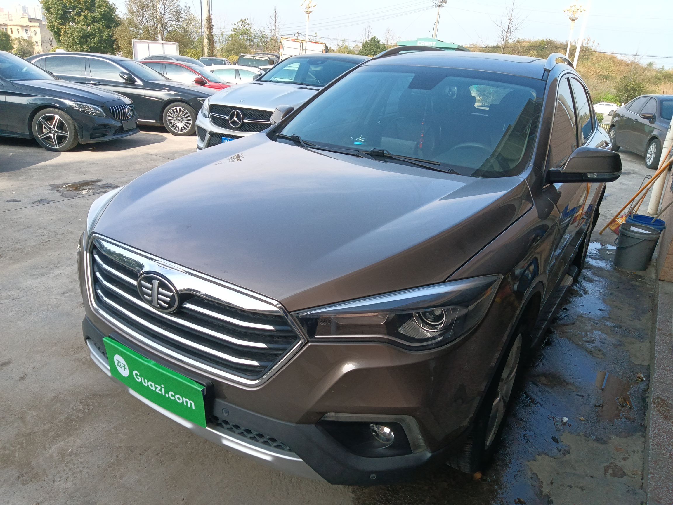 تحت مقدمة السيارة