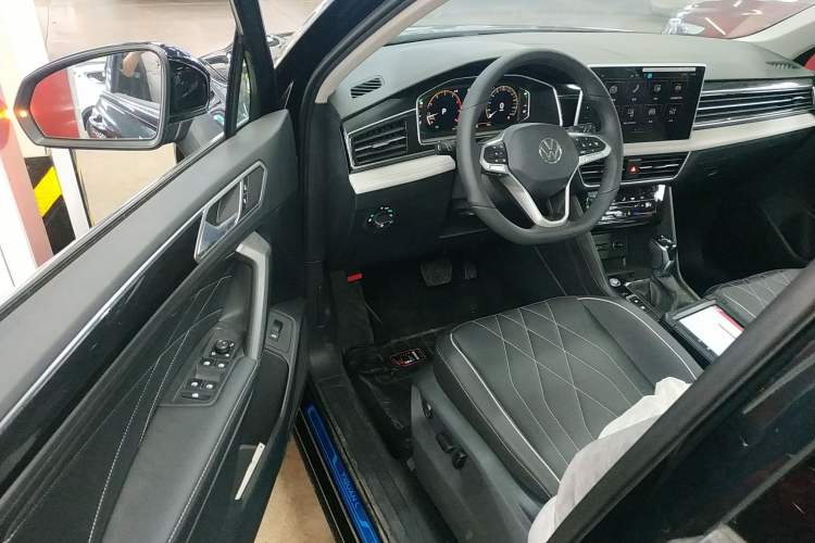 Used Volkswagen Tiguan L 2025 Model, Outstanding Version, 300TSI Automatic Two-Wheel Drive Longteng Edition