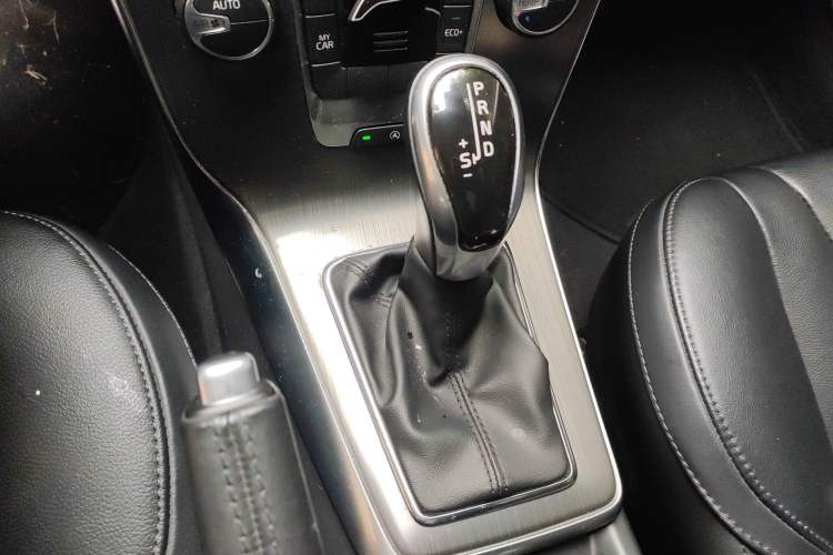 Used Volvo V40 2016 T3 Zhiyi Edition
