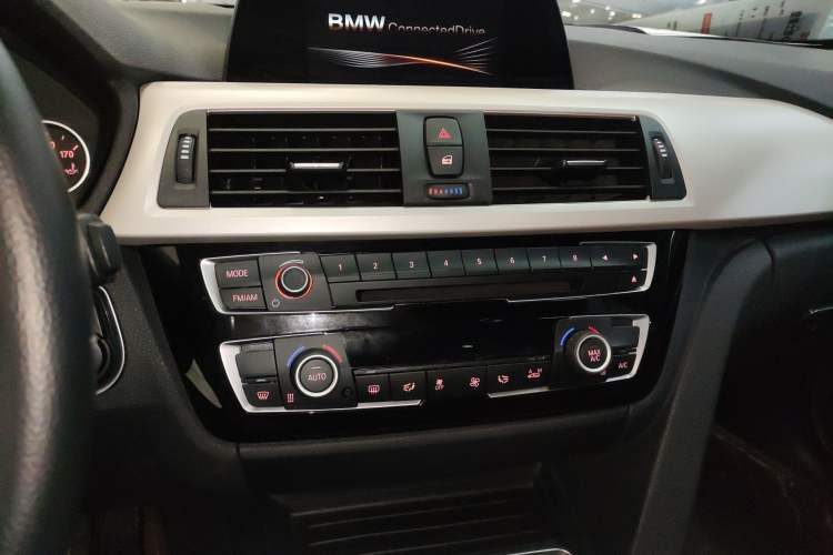 Used BMW 3 Series 2016 320i Fashion Model Audio And AC Panel