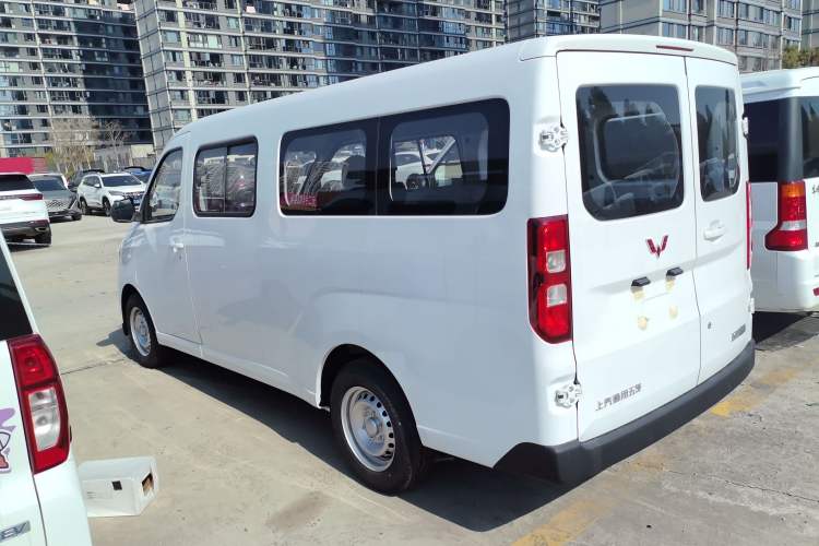 Used Wuling Yangguang 2024 300KM Comfort Version Passenger Van 75kW Exterior 2