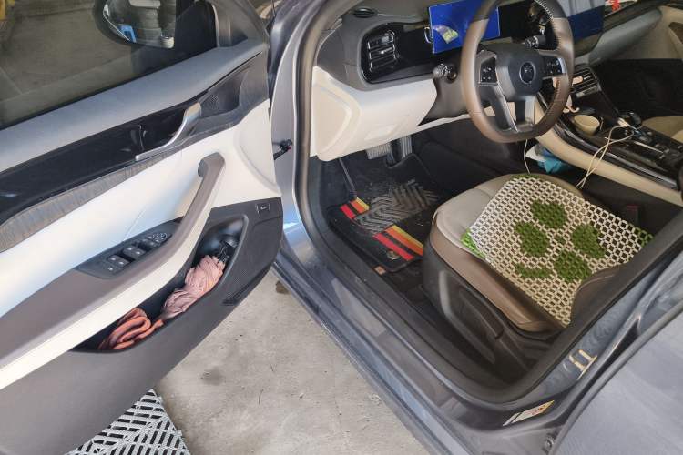 Used BYD Qin PLUS 2024 HONOR Edition DM-i 55KM Leading Model Driver Seat