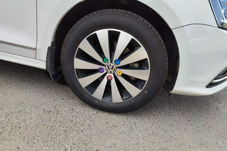 Used Volkswagen Sagitar 2018 1.6L Automatic Comfort Model Right Front Wheel Hub