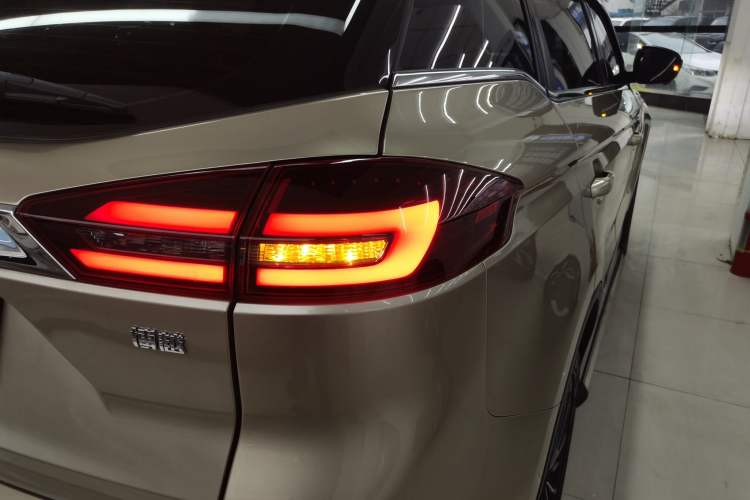 Used Geely Auto Emgrand X7 Sport 2018 1.8TD Automatic All-Wheel-Drive ZhiZun Model with 4G Connectivity