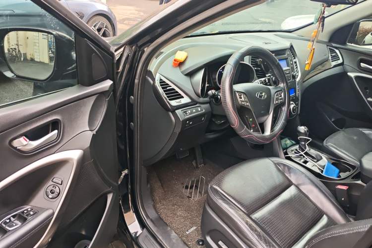 Used Hyundai Santa Fe 2013 2.4L Automatic 4x4 Smart Version Driver Seat