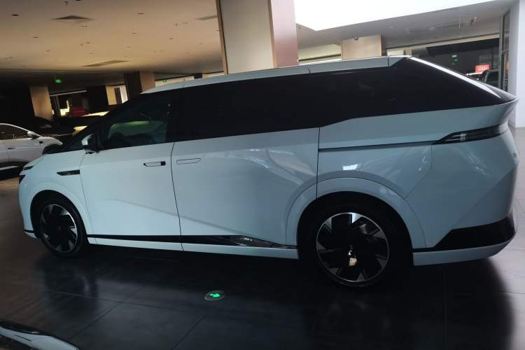 Used XPeng X9 2024 640 All-Wheel Drive High-Performance Max
