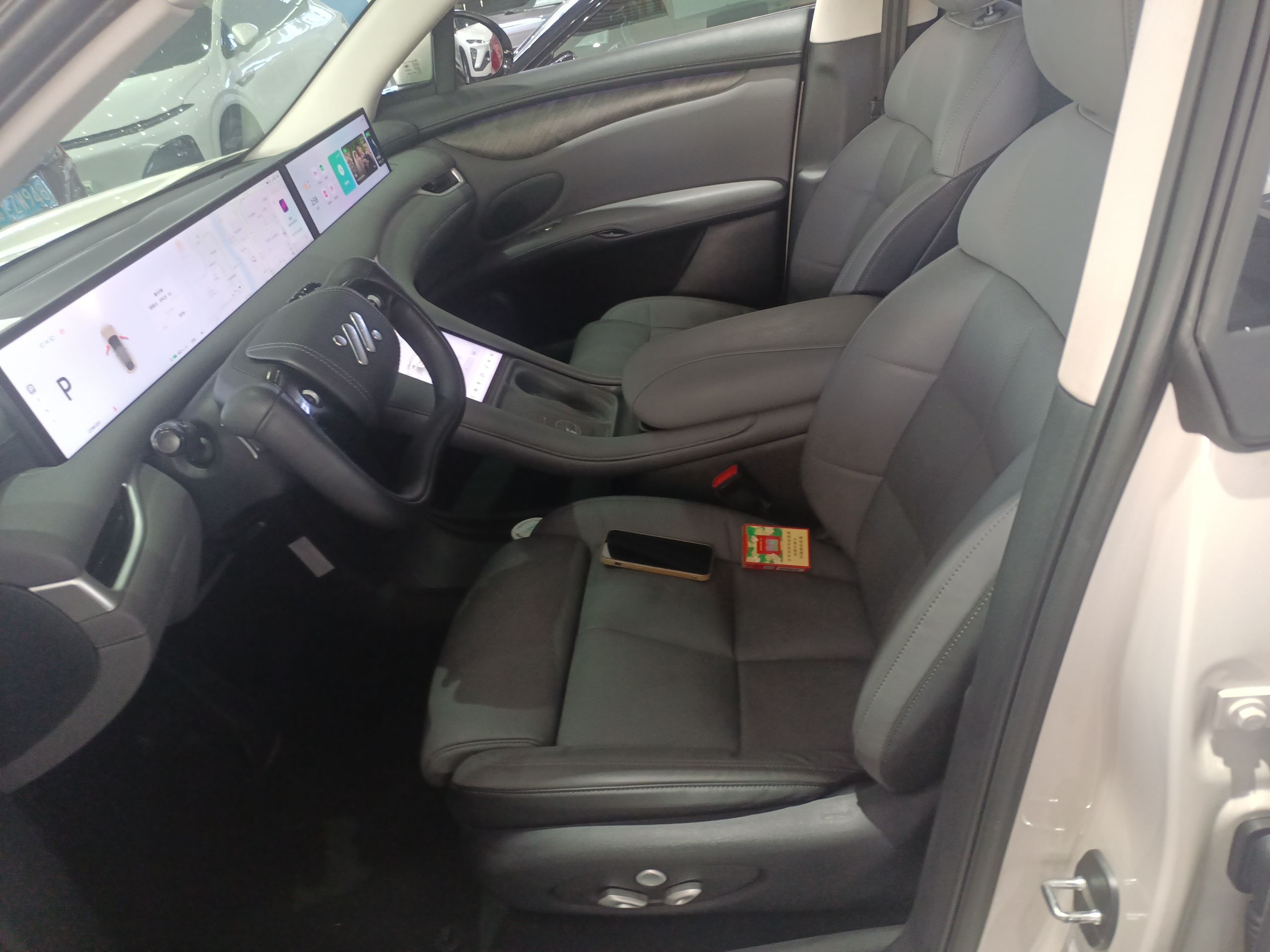 المقاعد الأمامية داخل السيارة